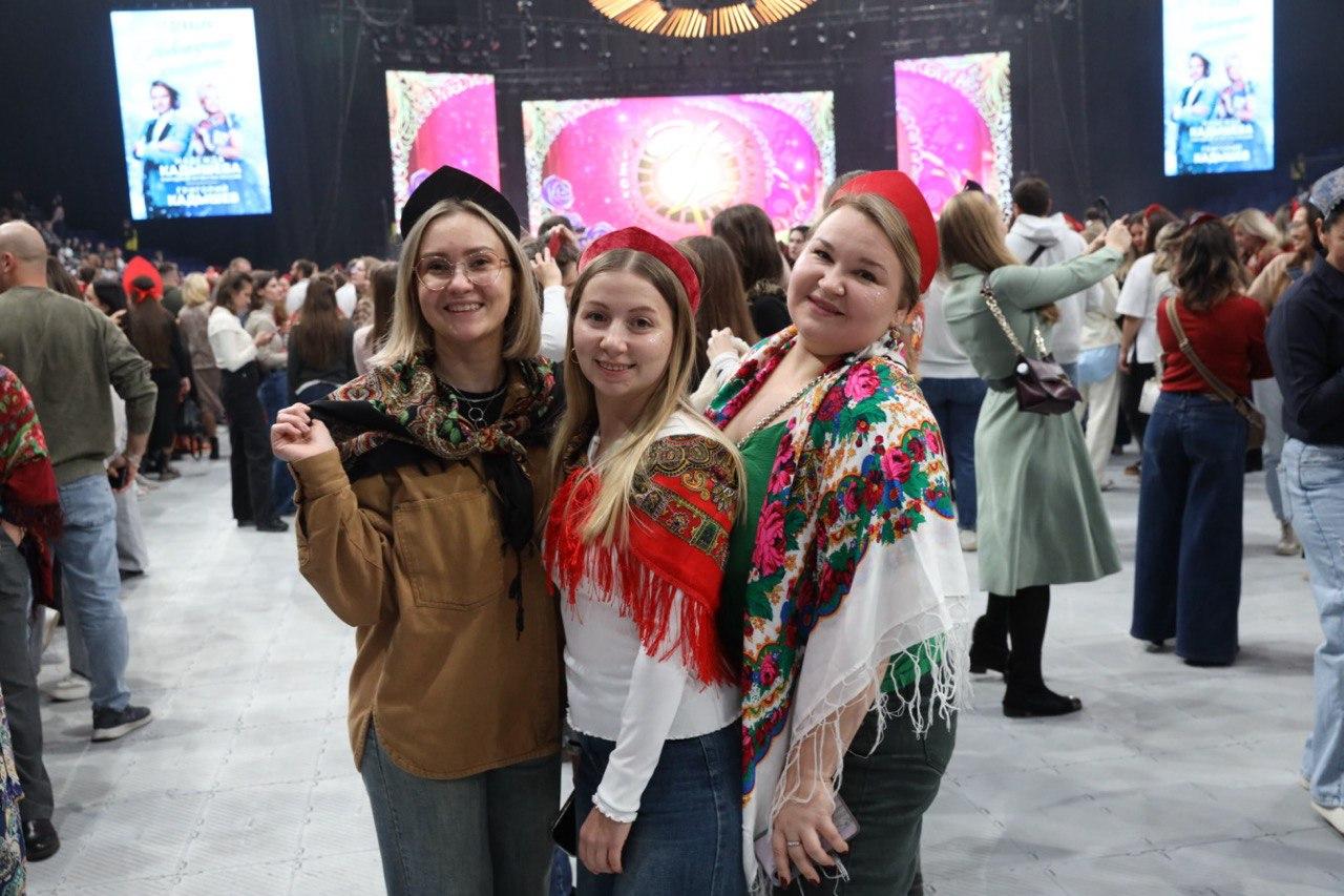 Фото Тысячи фанатов в кокошниках поют «Плывет веночек». В «Сибирь-Арена» с аншлагом проходит грандиозный концерт Надежды Кадышевой. ОНЛАЙН 9